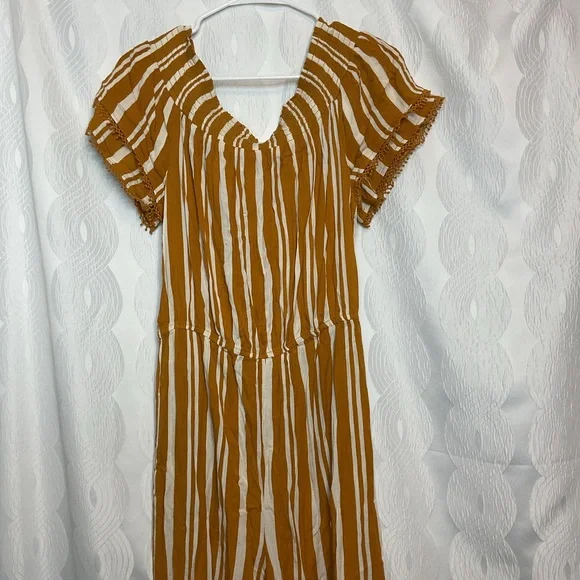 Xhilaration jumpsuit NWT large gold metal/off white - Picture 8 of 9